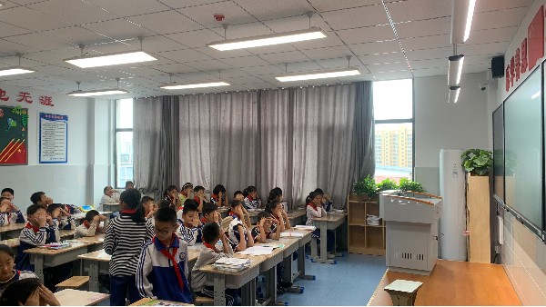 維格教育照明|新國標(biāo)引領(lǐng)護(hù)眼新時代，給<i style='color:red'>孩子</i>看得見的安全感