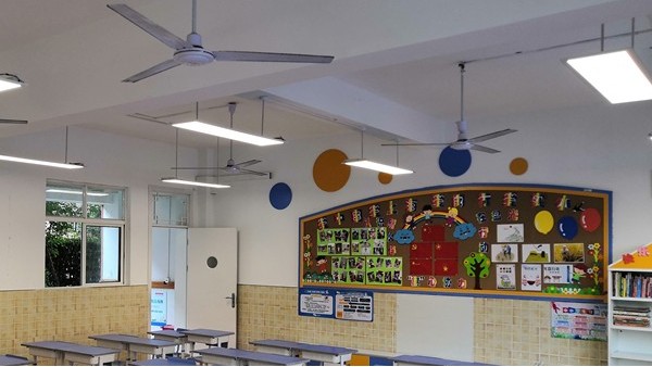 華輝教育照明告訴你，學(xué)校教室照明要考慮哪些方面？