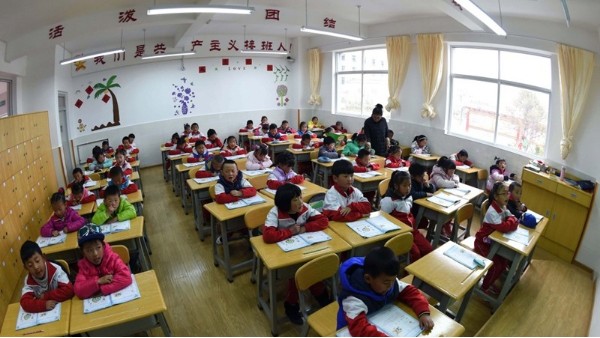 用護眼燈光緩解視覺疲勞，華輝教育照明打造教室優(yōu)質照明光環(huán)境