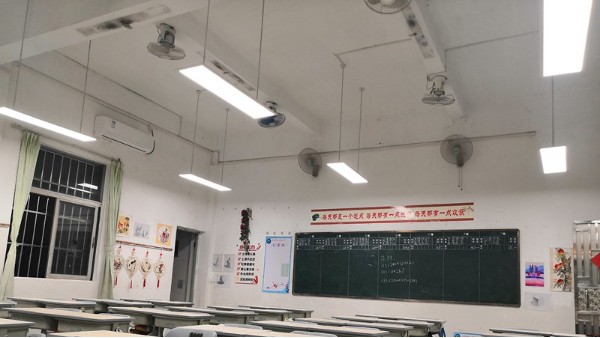 華輝教育照明打造教室優(yōu)質照明光環(huán)境，有效預防近視